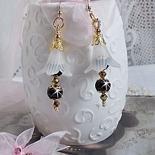 BO Passion montées avec fleurs Lucites effet givré, perles rondes céramiques, coupelles, rocailles, perles boules dorées et cristaux